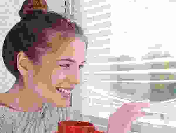 girl-coffee img